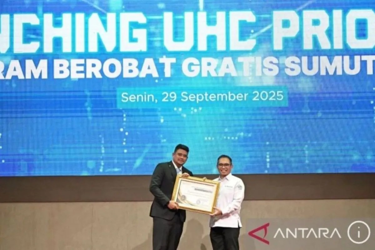 Gubernur Sumut Bobby Nasution (kiri) menerima piagam penghargaan usai meluncurkan UHC Prioritas Program Berobat Gratis Sumut Berkah.