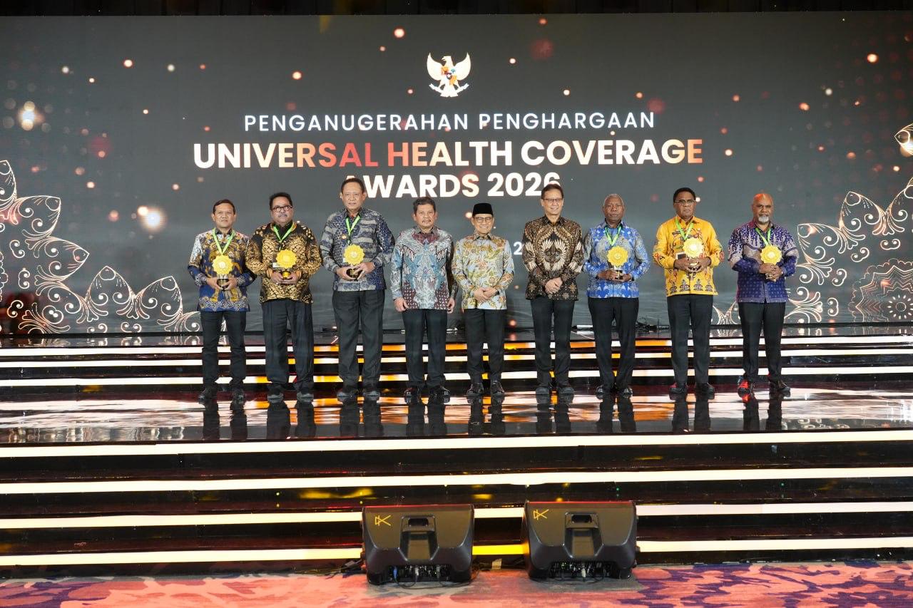 Para kepala daerah menerima penghargaan karena mendukung program JKN.