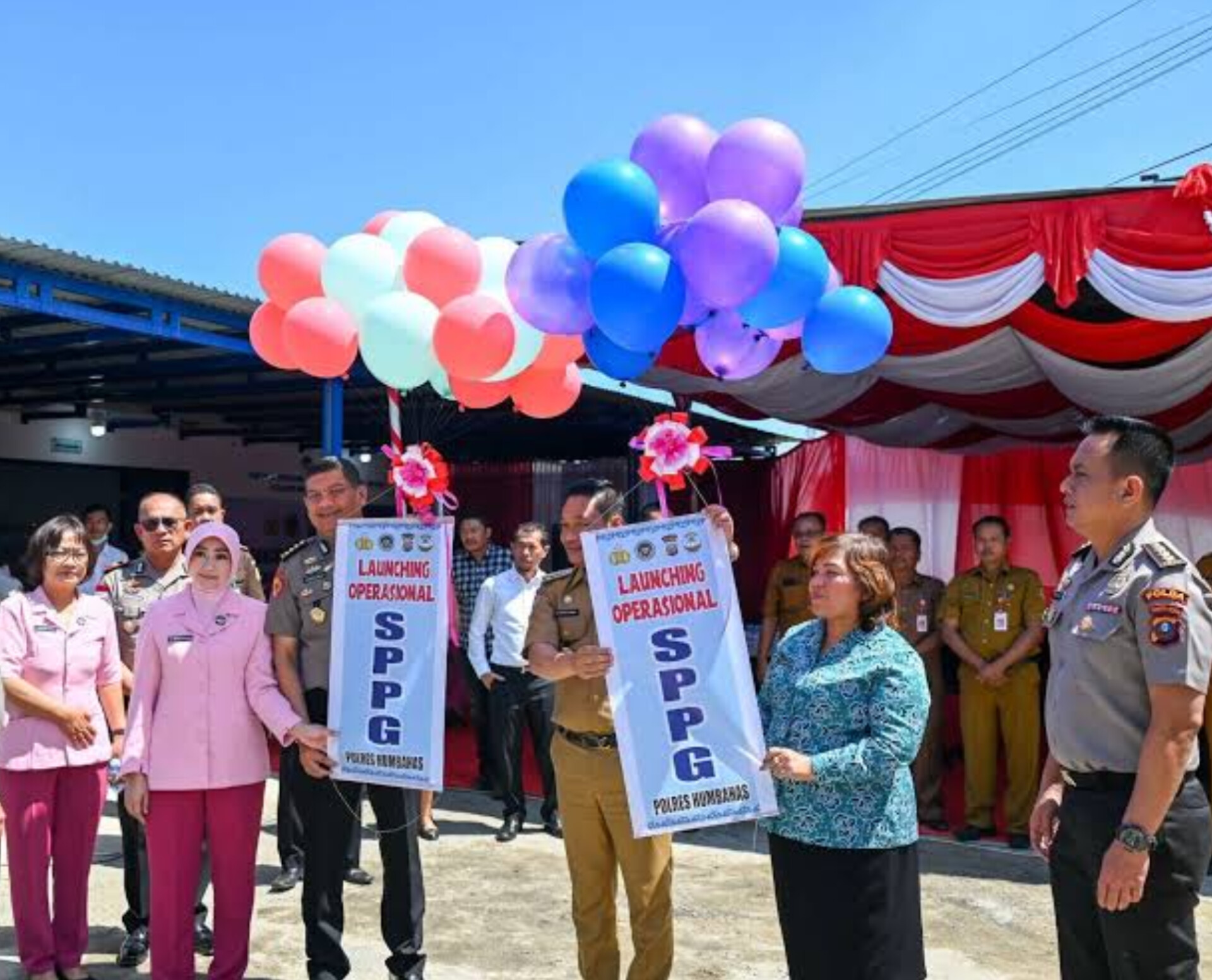 Irwasda Polda Sumut Kombes Pol. Nanang Masbudhi bersama Forkopimda Humbahas saat launching Dapur SPPG Yayasan Kemala Bhayangkari di Doloksanggul, Senin (26/1/2026).