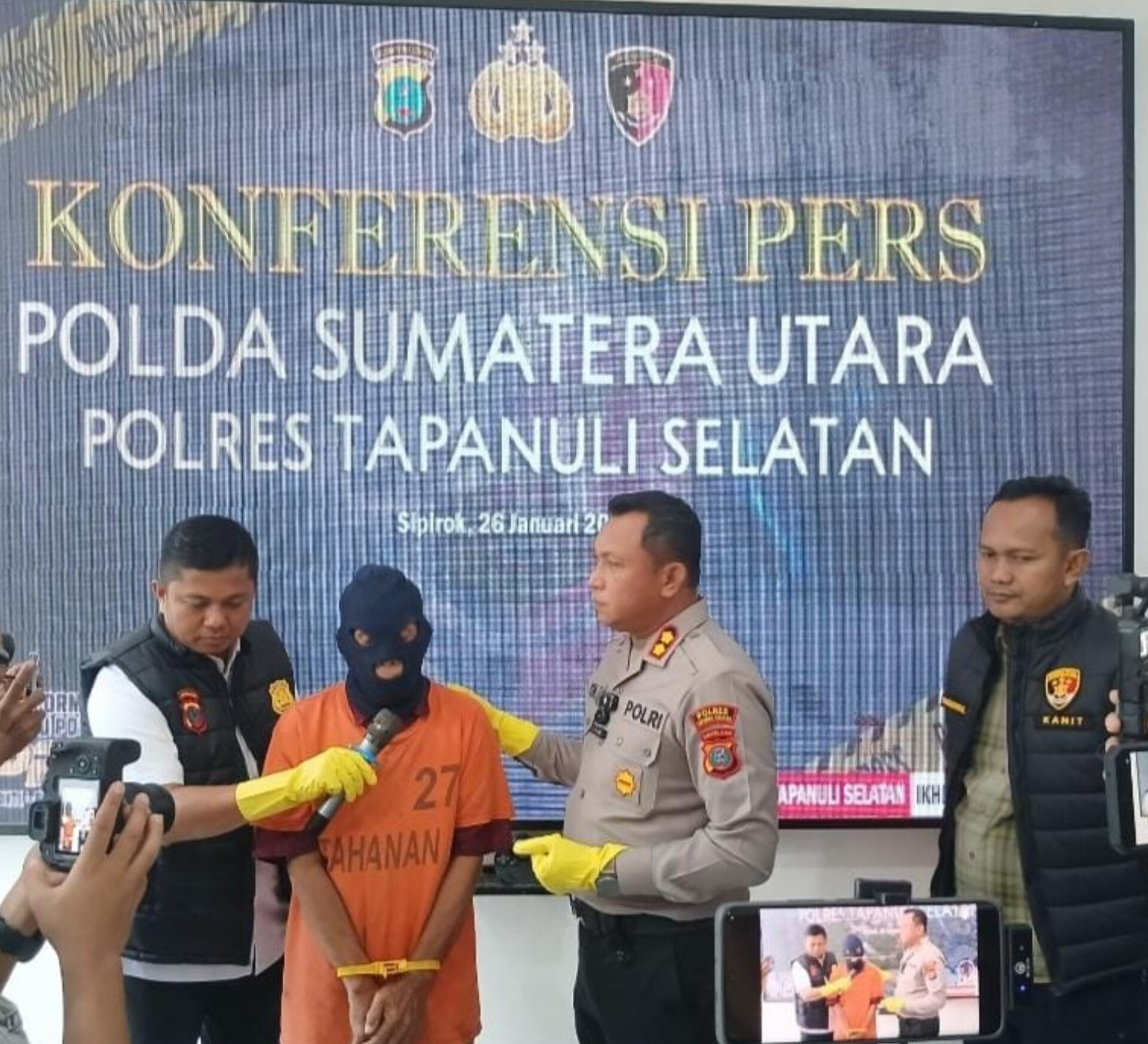 Kapolres Tapsel AKBP Yon Edi Winara didampingi Kasat Reskrim Iptu Bontor Desmonth Sitorus saat konferensi pers pengungkapan kasus pencabulan anak.