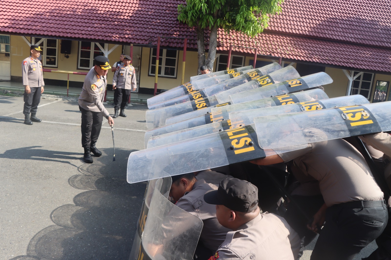 Kapolres Binjai AKBP Mirzal Maulana memeriksa kesiapan Pleton Dalmas Polres Binjai sebelum latihan pengamanan kamtibmas, Rabu (28/1/2026).