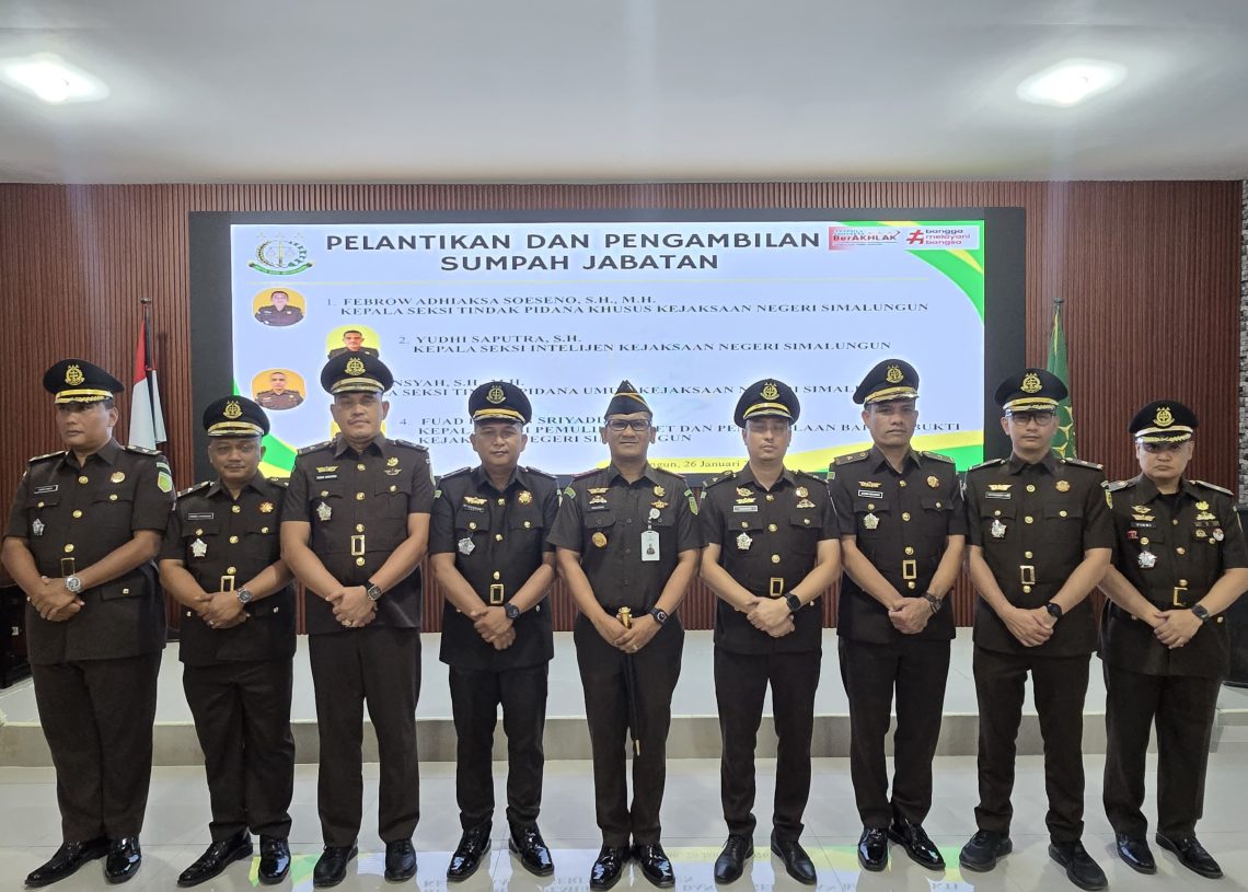 PELANTIKAN: Kepala Kejaksaan Negeri Simalungun Munawal Hadi melantik empat pejabat struktural baru di lingkungan Kejari Simalungun, Senin (26/1/2026).