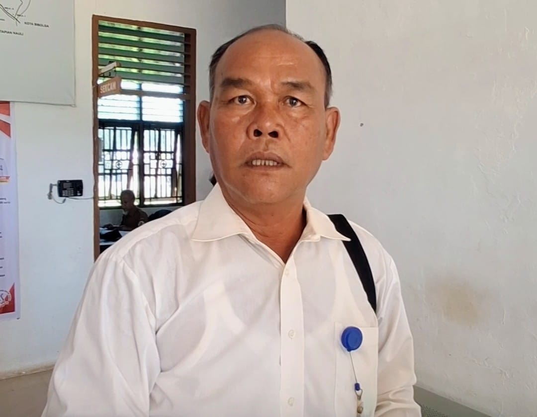 Kepala Cabang PDAM Mual Nauli Tapteng, Dapot Siregar, saat memberikan keterangan terkait polemik biaya pemasangan sambungan baru air bersih.