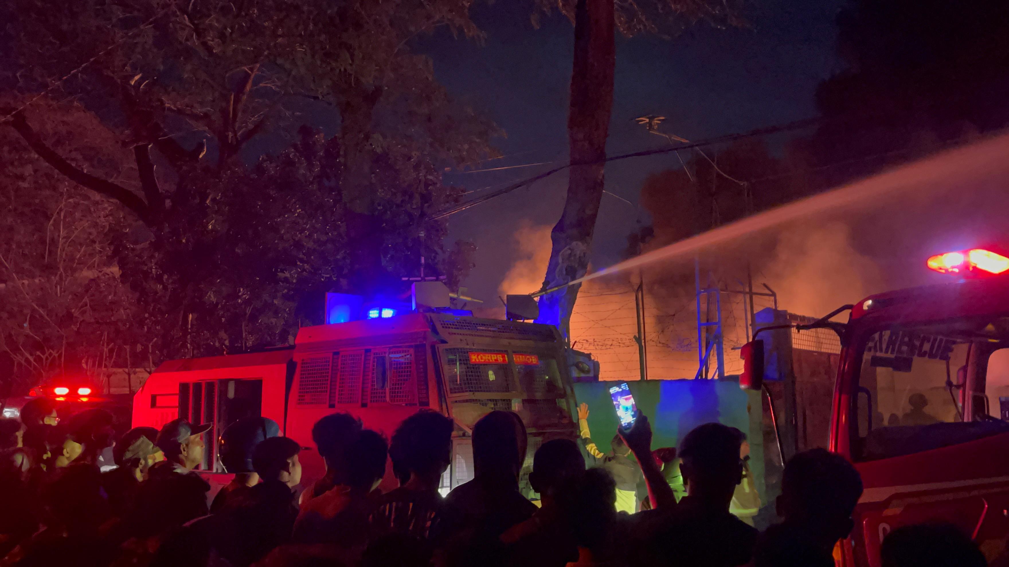 Mobil Armoured Water Cannon Brimob Polda Sumut membantu pemadaman kebakaran hebat di PT Garuda Mas Perkasa, Medan Deli, Rabu malam.