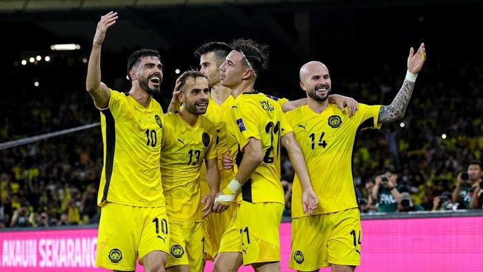 Para pemain timnas Malaysia (Harimau Malaya) saat menjalani laga internasional, di tengah polemik skandal naturalisasi pemain.