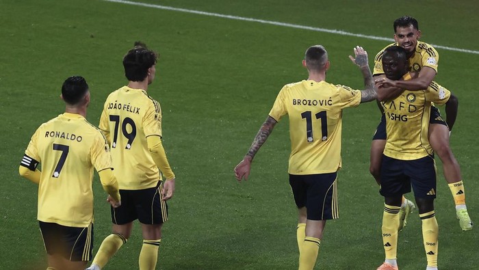 Pemain Al Nassr merayakan kemenangan tipis 1-0 atas Al Taawon dalam lanjutan Liga Arab Saudi di Al-Awwal Park Stadium.