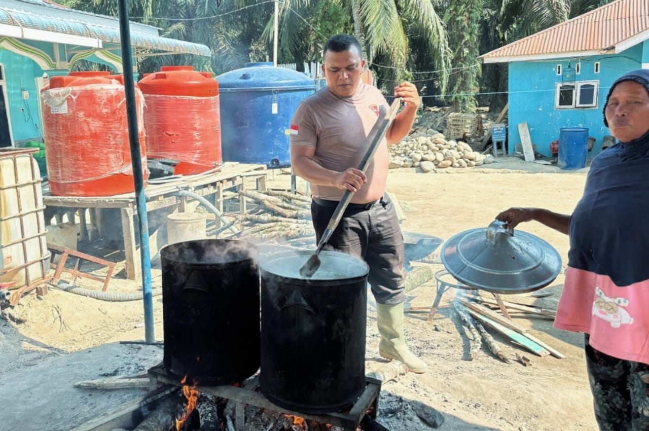 Personel Brimob Polda Sumut membuka dapur lapangan di Desa Aek Ngadol, Batang Toru, Tapanuli Selatan.