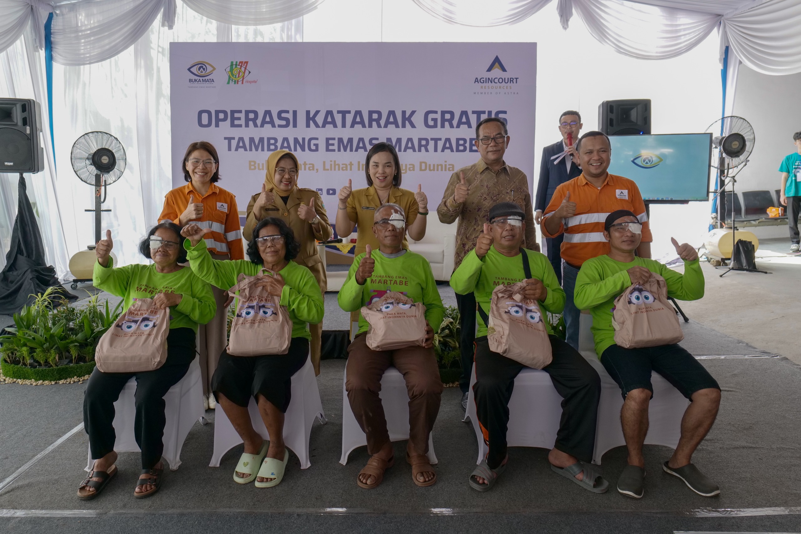Aohasi Halawa (duduk paling kanan) tersenyum setelah berhasil menjalani operasi katarak gratis PTAR di RS Mata Mencirim, Medan, Senin (26/1/2026).