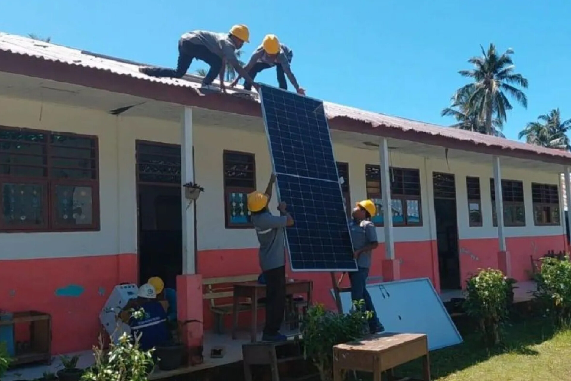 Proses pemasangan fasilitas listrik SuperSUN di SD Negeri 339 Pulo Tamang, Kecamatan Muara Batang Gadis, Kabupaten Mandailing Natal.