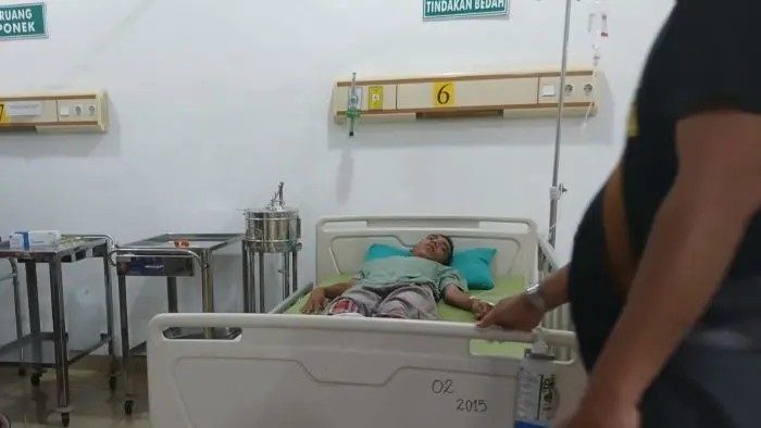 KORBAN PENGEROYOKAN: Septiano Samuel Damanik, remaja penyandang disabilitas, menjalani perawatan di RSUD dr Djasamen Saragih Pematangsiantar usai dipukuli warga.