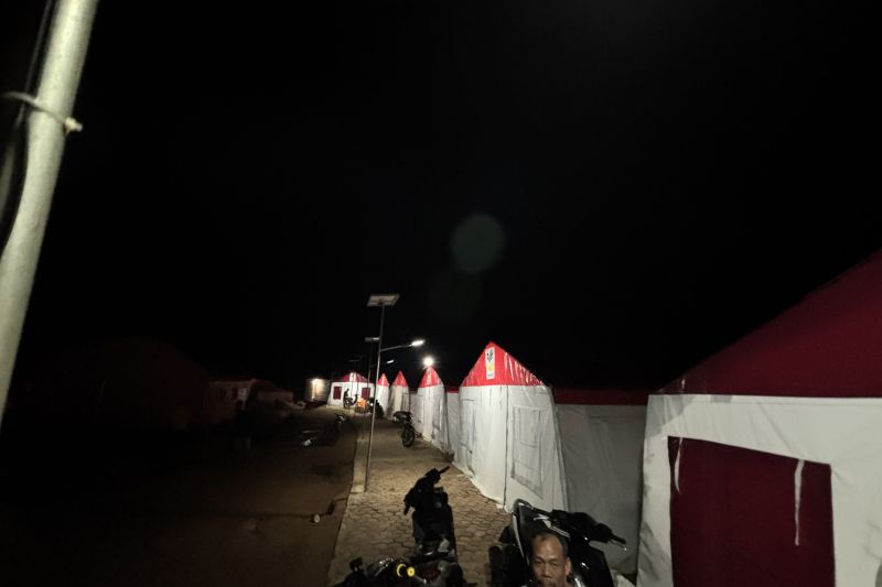 Warga penyintas banjir dan longsor di Kelurahan Hutanabolon, Kecamatan Tukka, Tapanuli Tengah, masih bertahan di tenda pengungsian yang disediakan pemerintah.