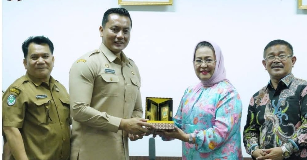 Sekda Kabupaten Karo Gelora Kurnia Putra Ginting menerima kunjungan kerja Bapemperda DPRD Sumut di Ruang Rapat Matang Sitepu, Senin (26/1/2026).