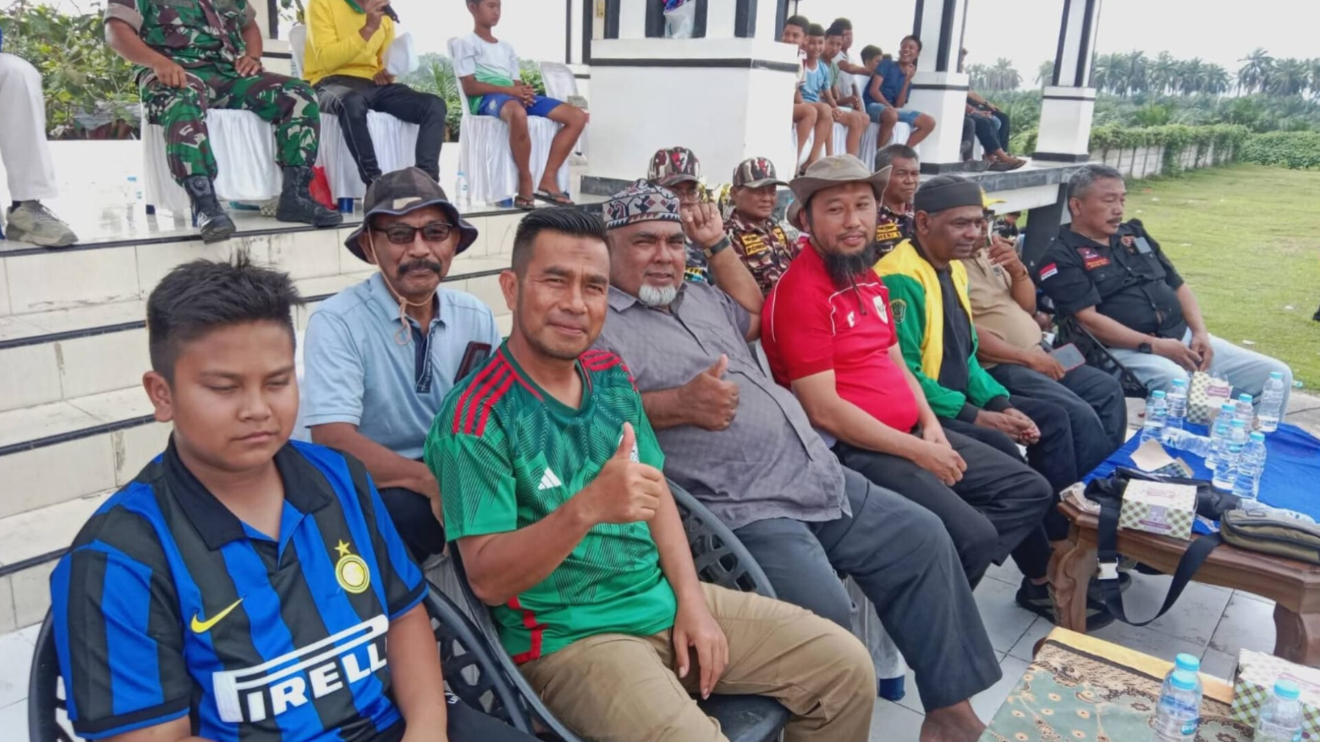 Wakil Bupati Labuhanbatu Utara Dr H Samsul Tanjung menyaksikan langsung pertandingan final Turnamen Sepak Bola Piala Bupati U-18 Labura, Senin (26/1/2026).