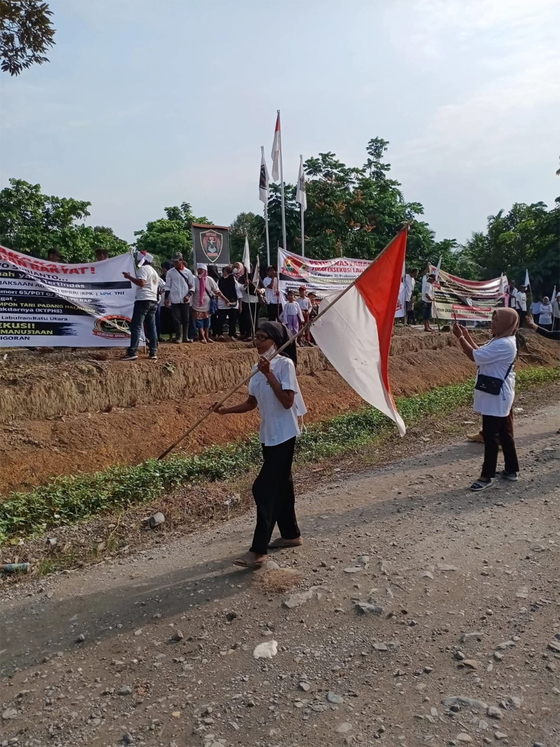 Masyarakat Padang Halaban, Kecamatan Aek Natas, Kabupaten Labuhanbatu Utara, bertahan di atas lahan milik PT Smart Tbk seluas kurang lebih 78,2 hektare.