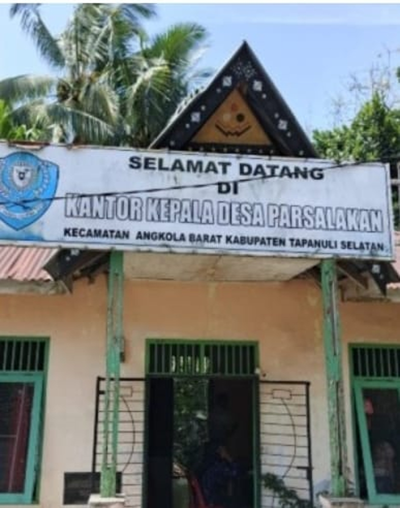Kantor Kepala Desa Parsalakan.