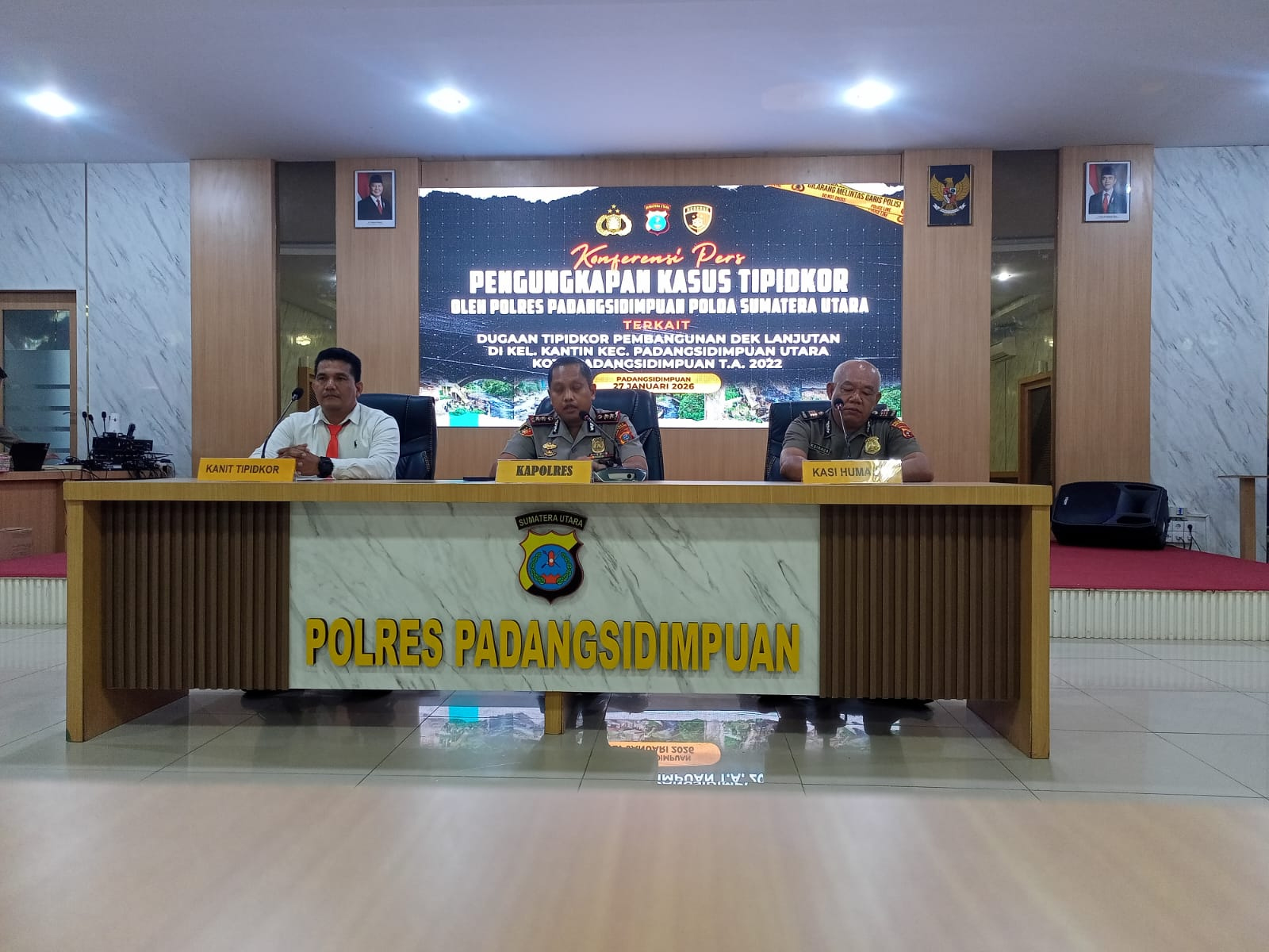 Kapolres Padangsidimpuan AKBP Dr Wira Prayatna didampingi Kanit Idik III Satreskrim, Iptu Andika Sembiring, dan Kasi Humas AKP K Sinaga.