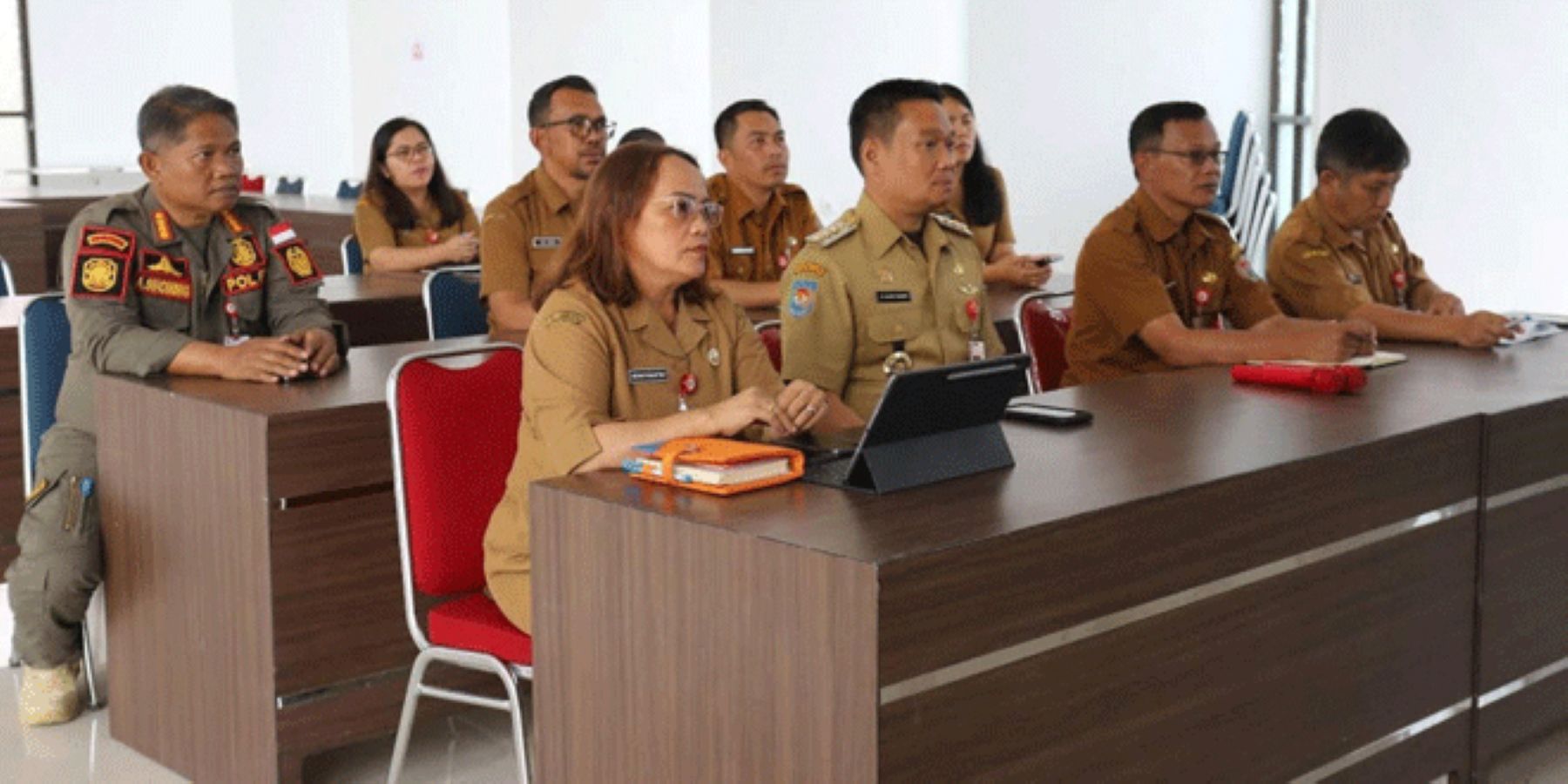 Bupati Humbang Hasundutan Oloan Paniaran Nababan (dua dari kiri) mengikuti rapat percepatan rehabilitasi dan rekonstruksi pascabencana secara daring bersama Kemensos dan Kemendagri.