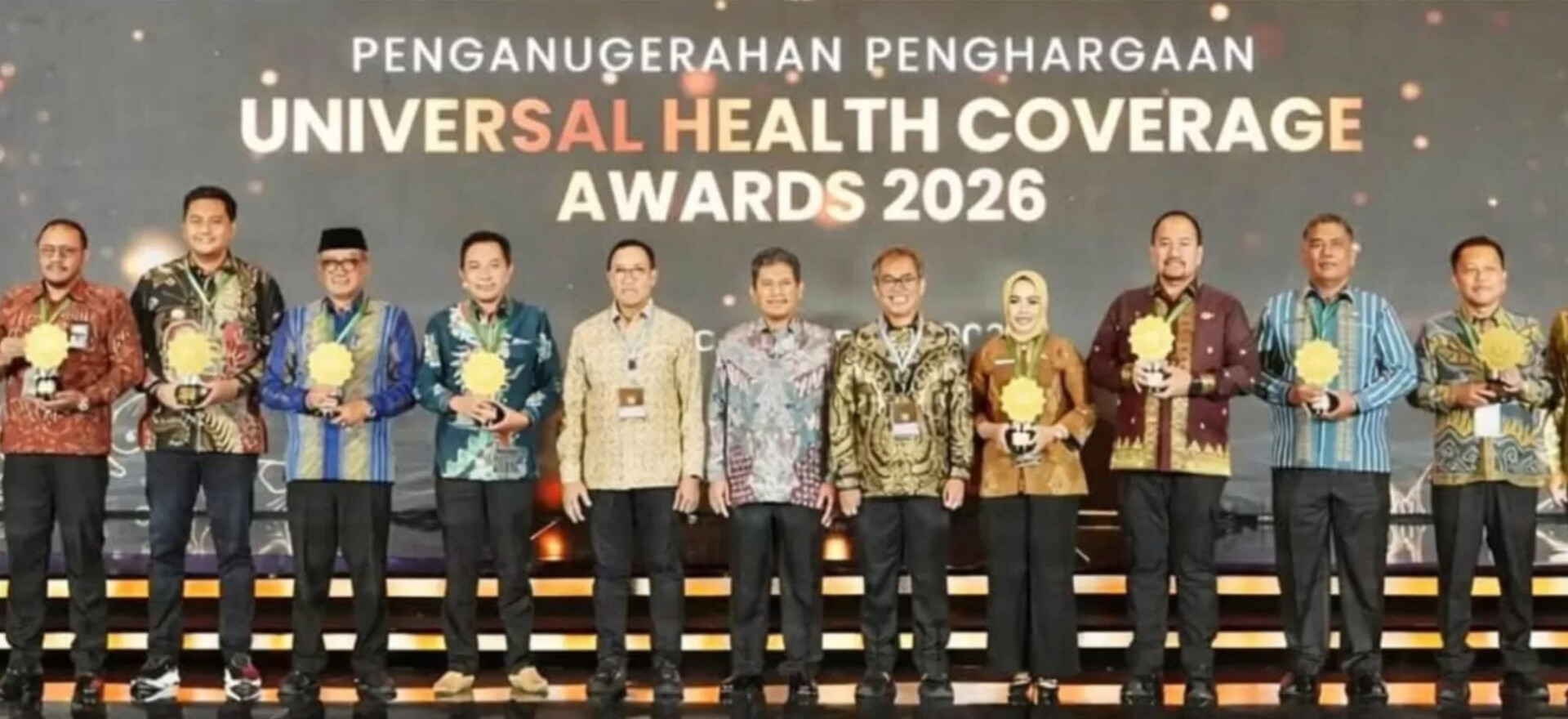 Bupati Labuhanbatu Maya Hasmita bersama kepala daerah lain saat menerima penghargaan UHC Awards 2026 di Jakarta.
