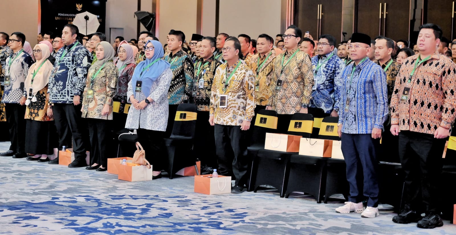 Bupati Simalungun Anton Achmad Saragih bersama kepala daerah lainnya menerima penghargaan UHC kategori Madya di Ballroom JIExpo Kemayoran, Jakarta, Selasa (27/1/2026).