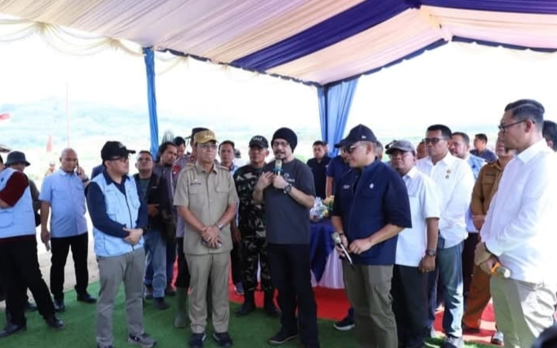 Bupati Tapanuli Selatan H. Gus Irawan Pasaribu bersama Dirut PTPN IV Jatmiko Krisna Sentosa dan Andy F. Noya meninjau lokasi huntap di Desa Hapesong Baru, Kecamatan Batang Toru.