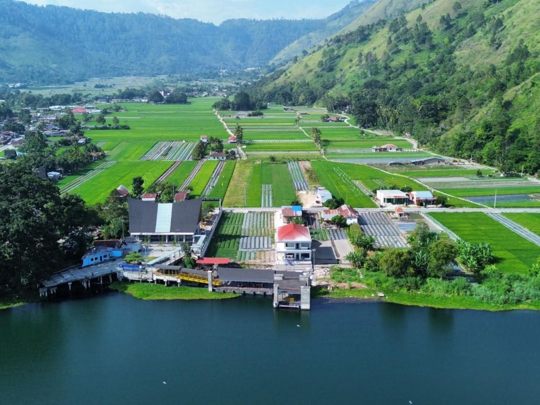 Ketua TP PKK Humbang Hasundutan Ny Erma Oloan Paniaran Nababan bersama jajaran OPD meninjau Desa Marbun Toruan yang digagas menjadi Wisata Kampung Nelayan.