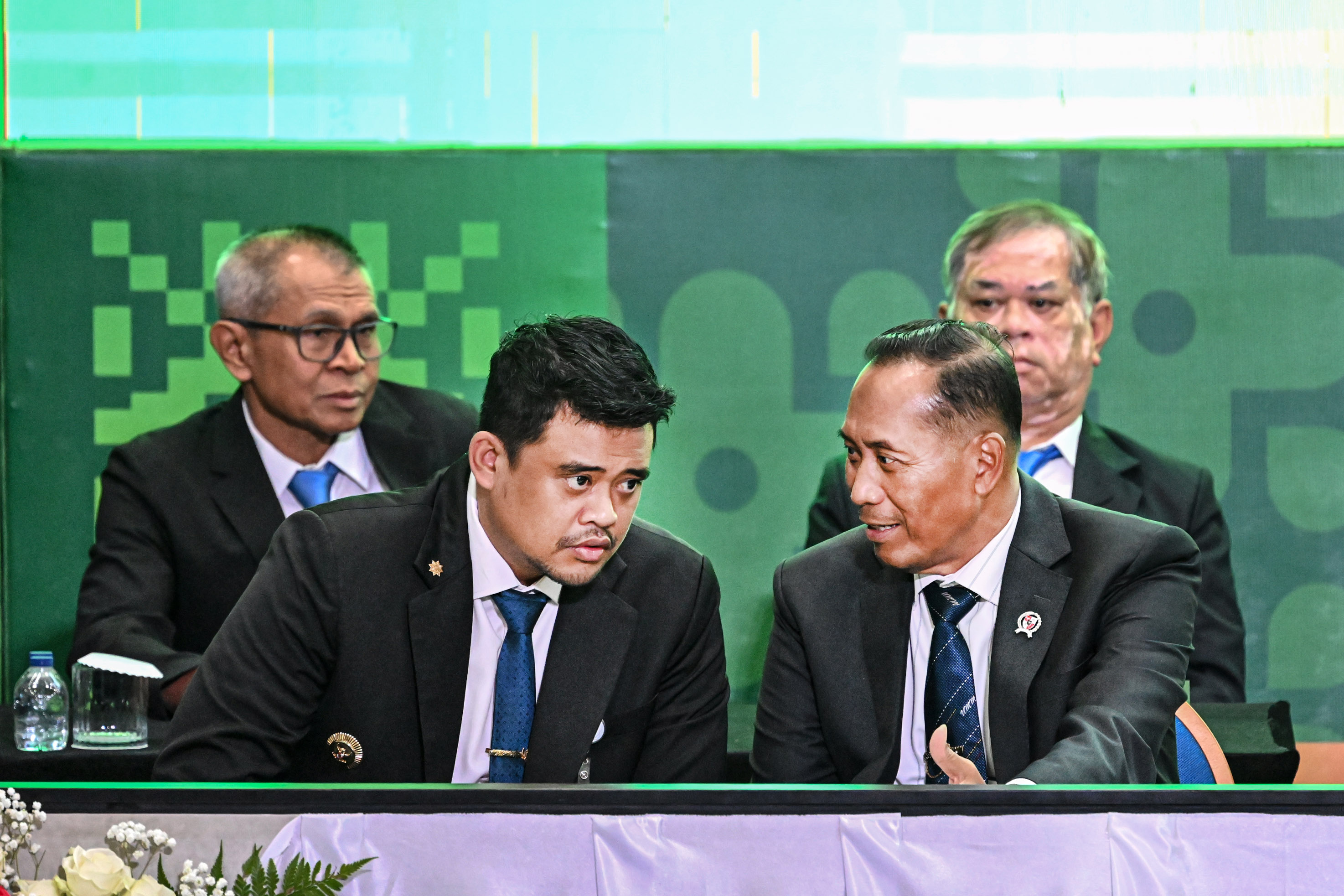 Gubernur Sumut Bobby Nasution bersama Ketua MWA USU Agus Andrianto dan Wamen Dikti Prof Dr Fauzan menghadiri pelantikan Rektor USU periode 2026&ndash;2031 di Auditorium USU, Medan.
