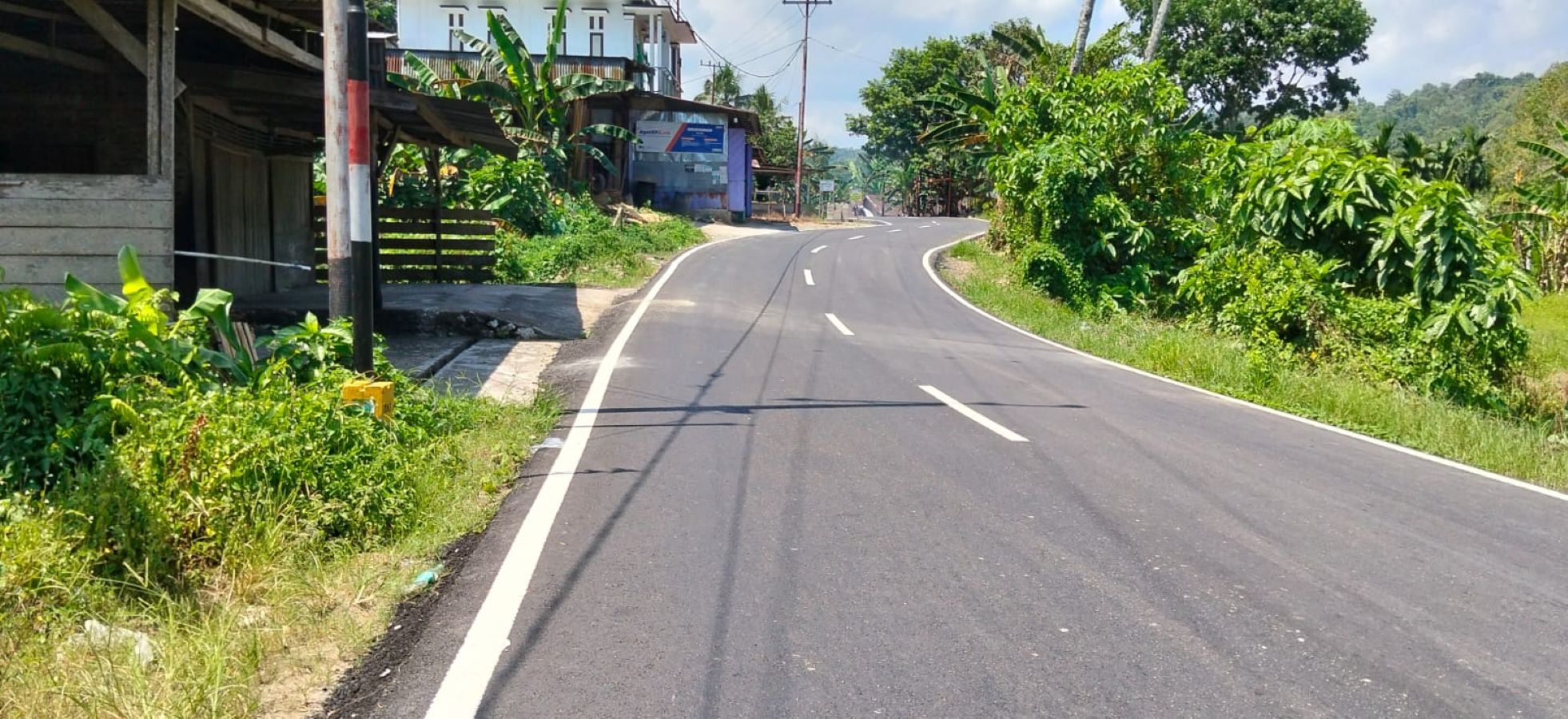 Jalan Provinsi Ruas Miga Lolowua, Wilayah Kota Gunungsitoli, Sumatera Uatara, Tampak Sudah Mulus.