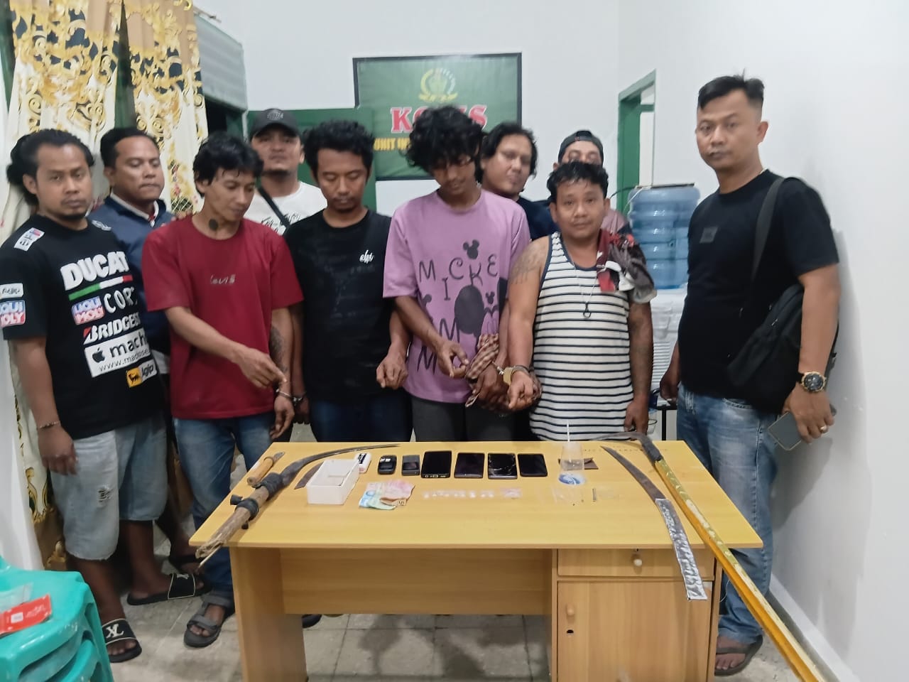 Empat pria diamankan Unit Intel Kodim 0207/Simalungun terkait kepemilikan dan peredaran narkotika jenis sabu di rumah kosong Huta 4, Nagori Sidotani, Kecamatan Bandar, Selasa (27/1/2026).