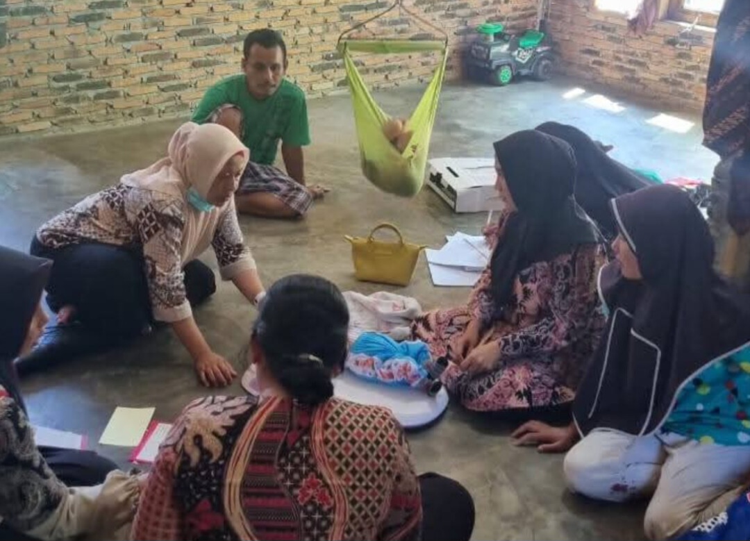Kepala Puskesmas Bandar Durian, Lidya Ayu Br. Panjaitan, bersama jajaran staf saat melakukan pemeriksaan tumbuh kembang balita di rumah warga Kecamatan Aek Natas.