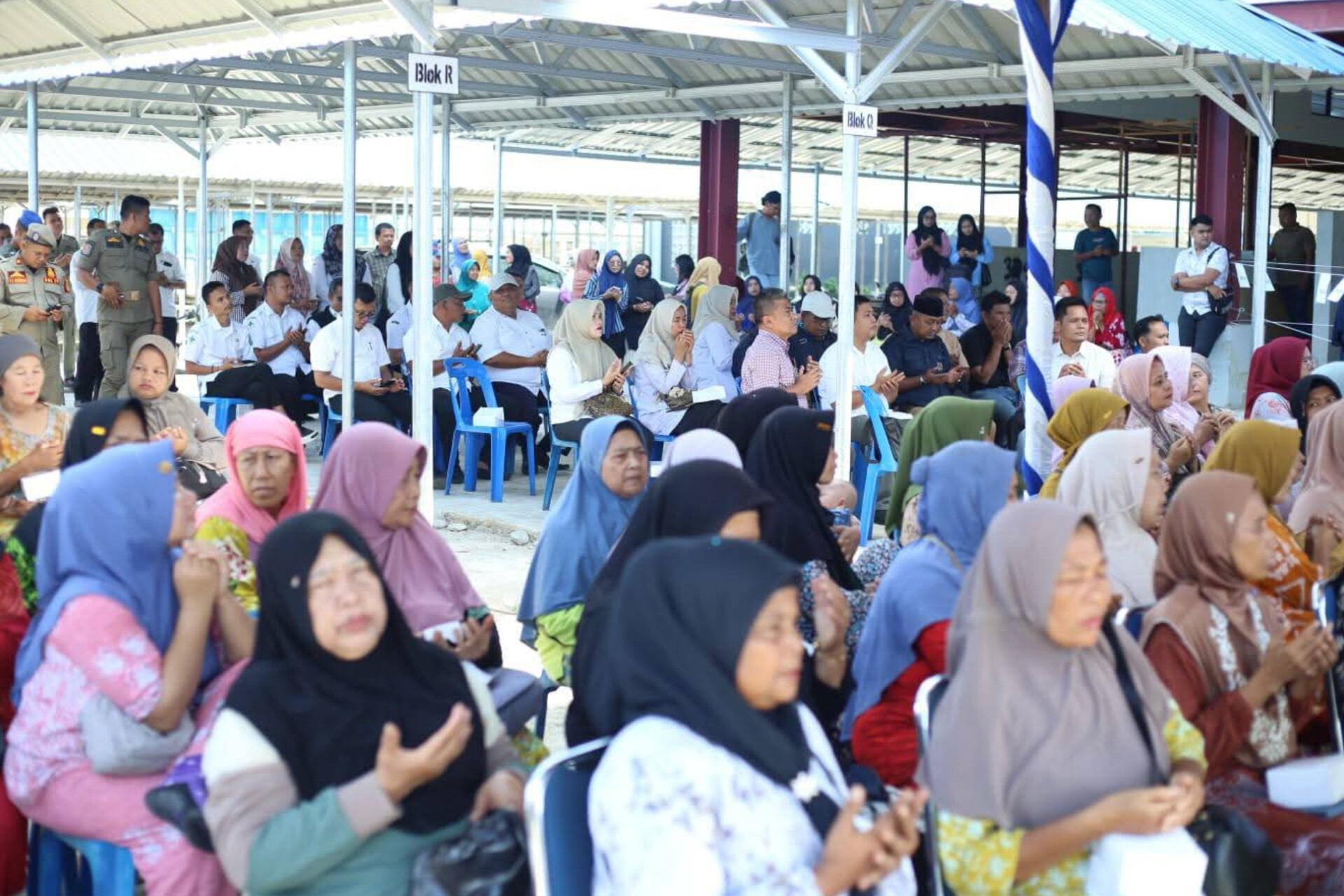 Ketua DPRD Madina H. Erwin Efendi Lubis menghadiri pengundian nomor los pedagang sembako di Pasar Baru Panyabungan.