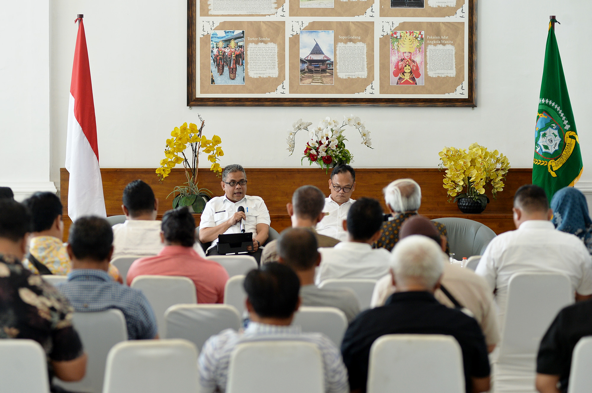 Kabid Perencanaan PUPR Sumut, Harry Rizal Hasibuan, menjelaskan realisasi pembangunan jalan dan penanganan infrastruktur pascabencana dalam konferensi pers di Medan, Rabu (28/1/2026).
