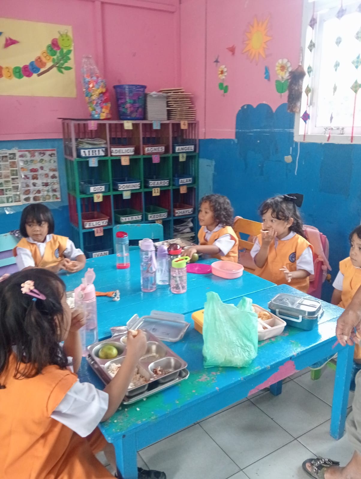 Murid-murid TK Kemala Bhayangkari 06 Pematangsiantar menikmati Makan Bergizi Gratis yang disalurkan melalui program MBG.