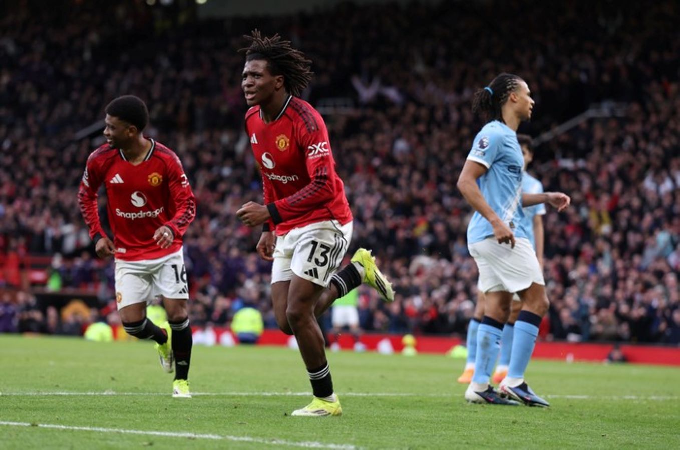 Patrick Dorgu merayakan gol bersama Manchester United sebelum mengalami cedera hamstring.
