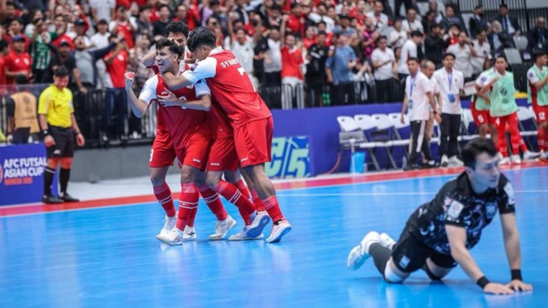 Pemain Timnas Futsal Indonesia merayakan gol saat mengalahkan Korea Selatan 5-0 pada laga Grup A Piala Asia Futsal 2026 di Indonesia Arena.