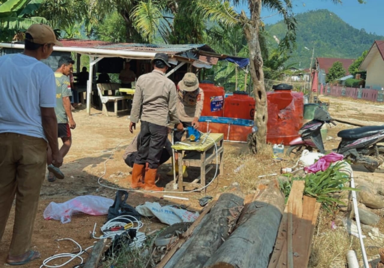 Personel Brimob Polda Sumatera Utara bersama tim SAR gabungan membantu evakuasi korban dan membangun fasilitas air bersih di Desa Pasar Baru, Tapteng.
