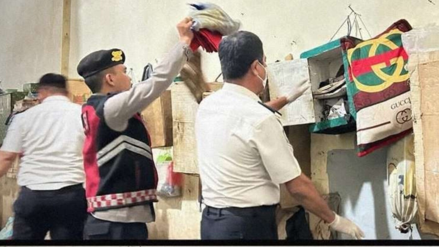 Petugas Lapas Tanjungbalai bersama aparat gabungan memeriksa kamar hunian warga binaan saat razia insidentil.