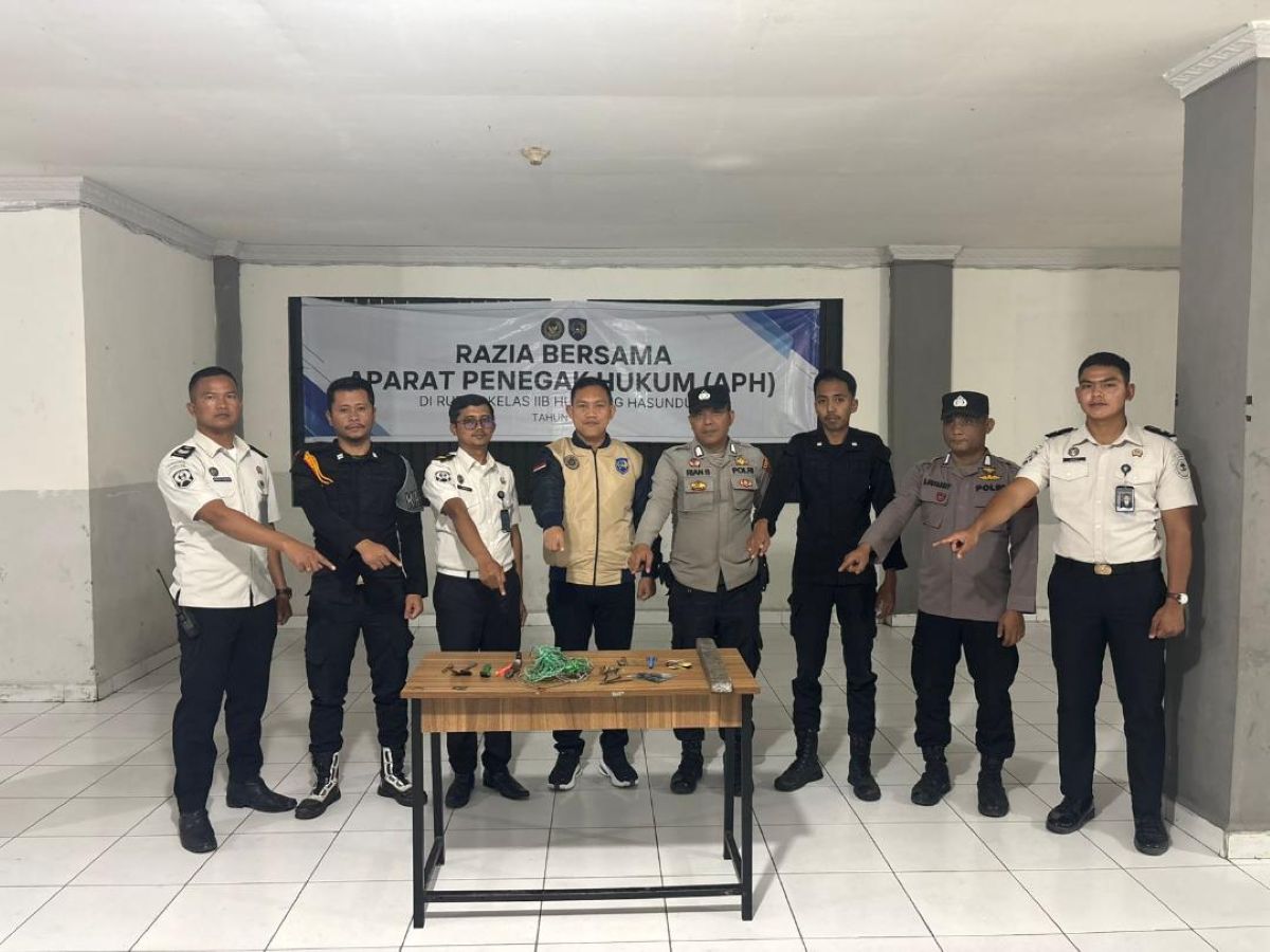 Petugas Rutan Kelas IIb Humbahas bersama personel Polres Humbahas menunjukkan sejumlah benda berbahaya hasil razia di blok hunian warga binaan, Senin (26/1/2026).