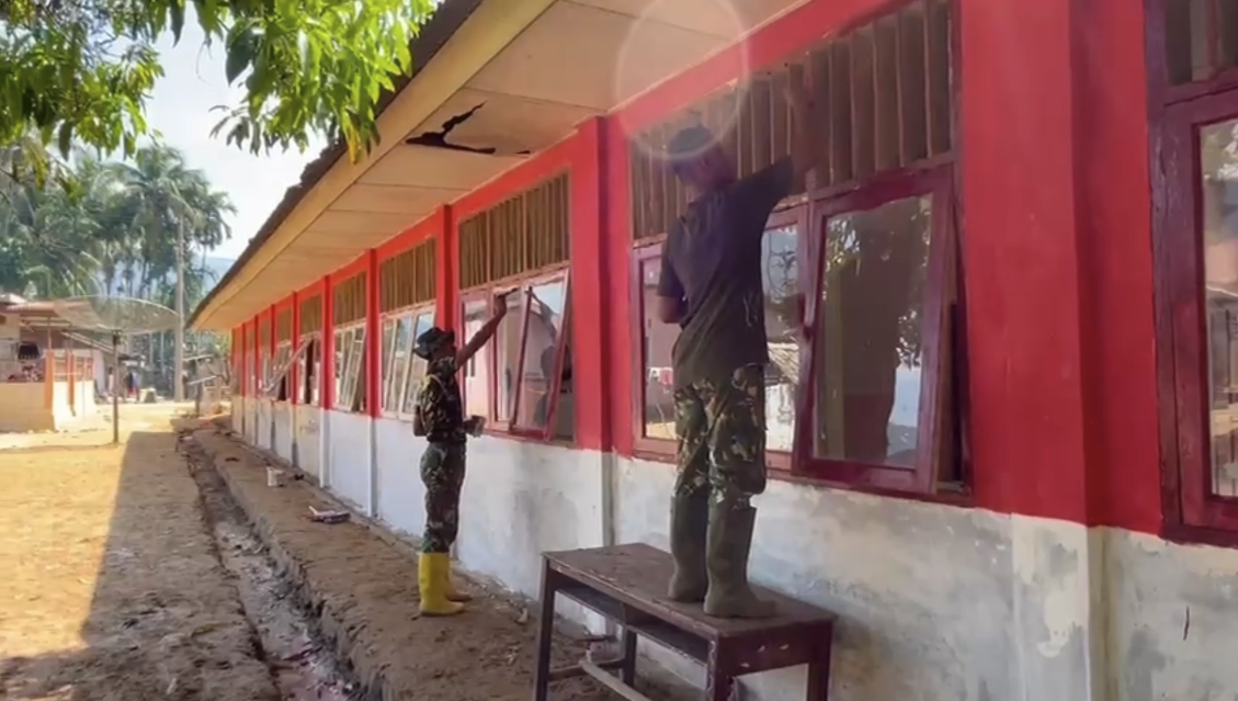 Prajurit TNI mengecat salah satu sekolah terdampak bencana di Kabupaten Tapanuli Tengah, Sumatra Utara.