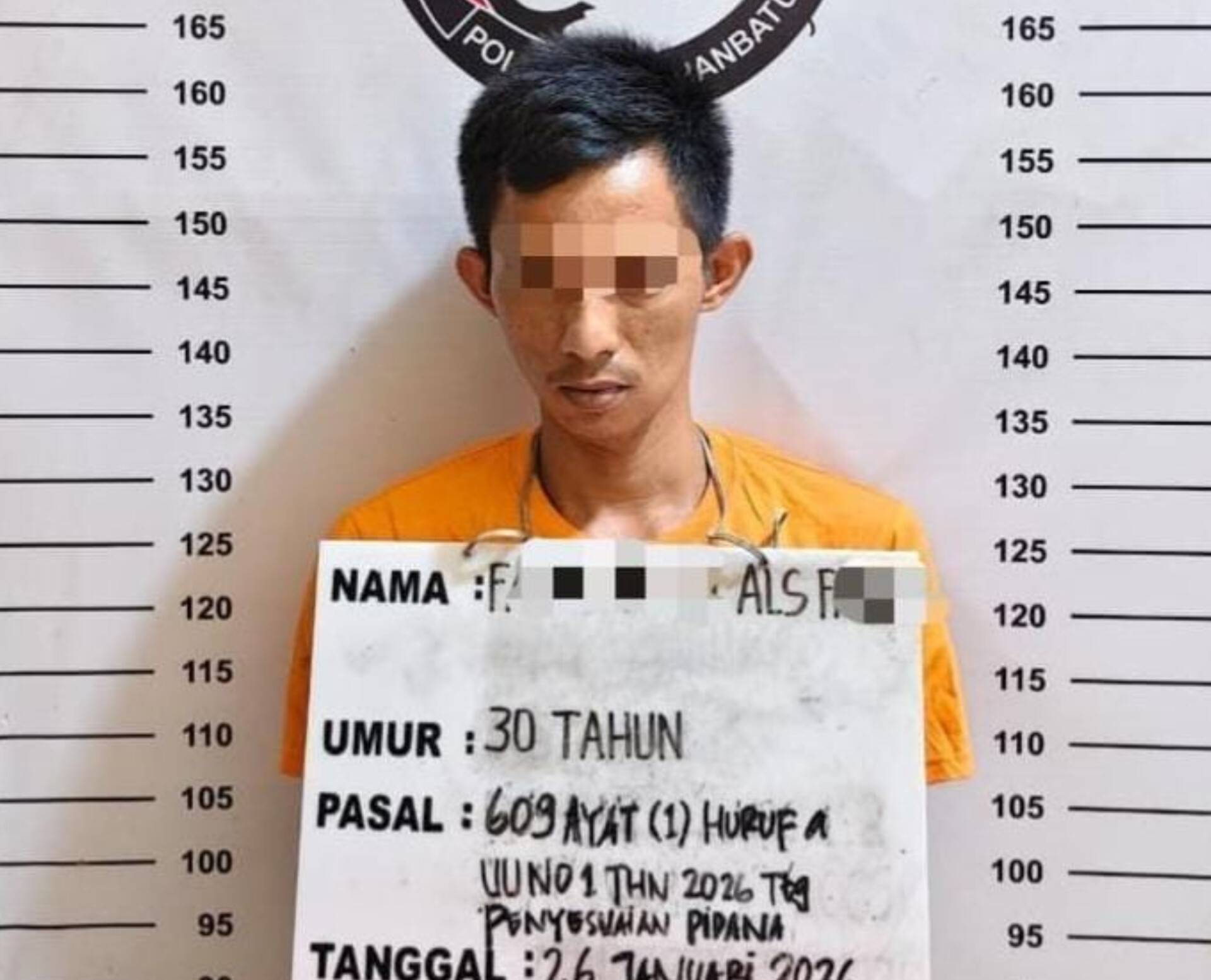 Tersangka FA alias F saat diamankan petugas Satresnarkoba Polres Labuhanbatu usai penggerebekan gubuk sarang narkoba.