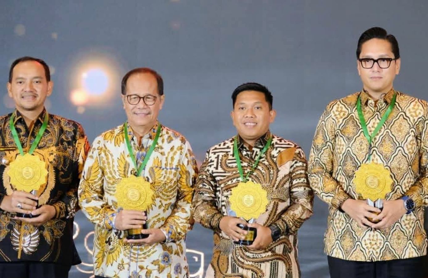 Wali Kota Sibolga Akhmad Syukri Nazry Penarik menerima penghargaan Universal Health Coverage (UHC) Award Tahun 2026 Kategori Madya di Jakarta.