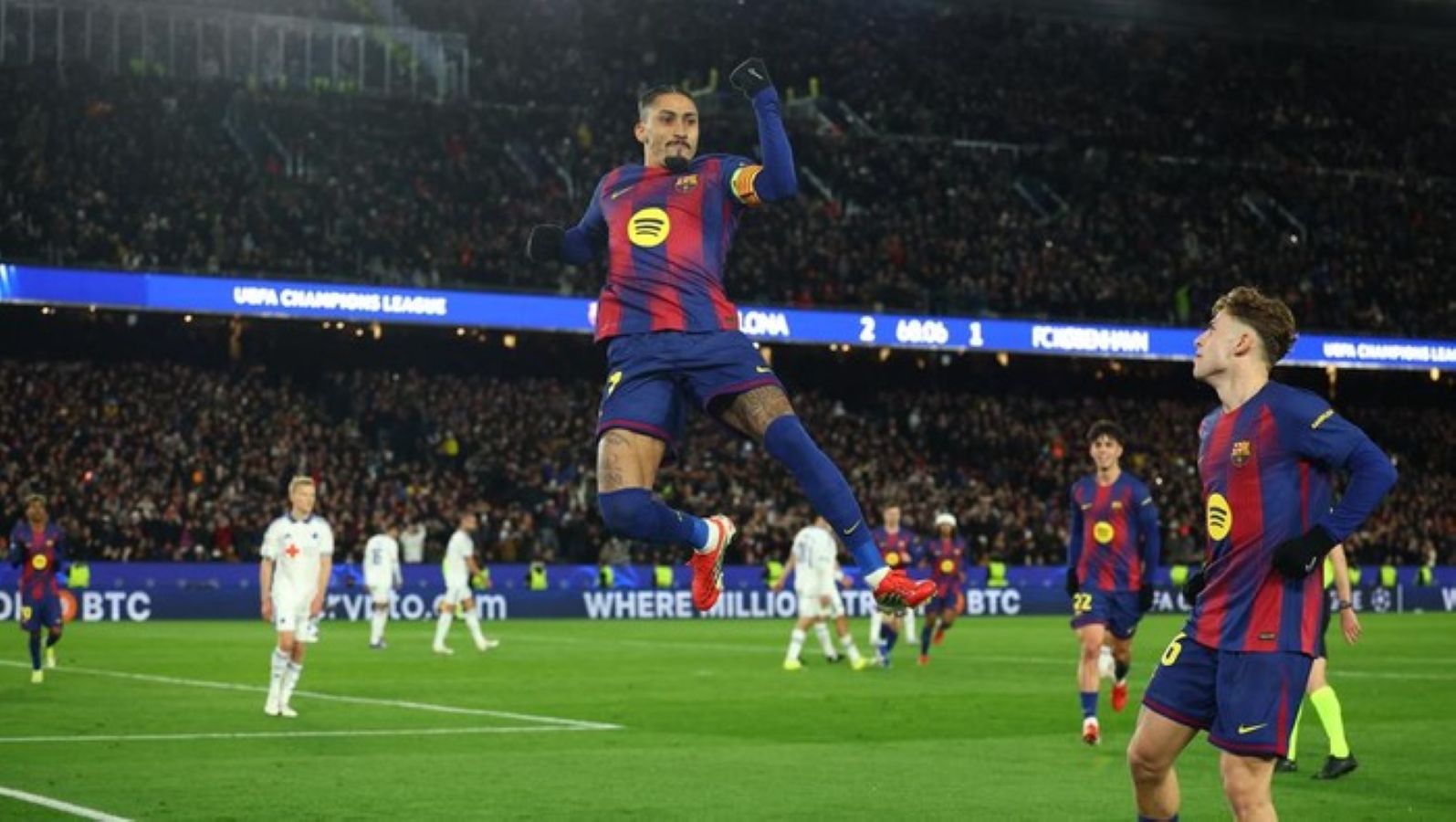 Barcelona rayakan kemenangan 4-1 atas FC Copenhagen di laga pamungkas fase liga Liga Champions.