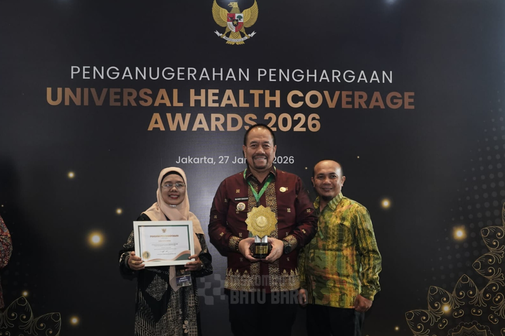 Bupati Batu Bara H. Baharuddin Siagian menerima Penghargaan Universal Health Coverage (UHC) Kategori Pratama dari BPJS Kesehatan di Jakarta.