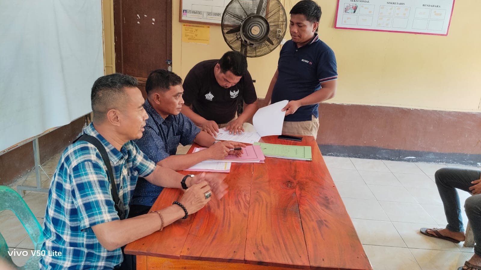 Proses mediasi penyelesaian kasus pencurian kelapa sawit di Aula Mapolsek Bangun melalui pendekatan restorative justice.