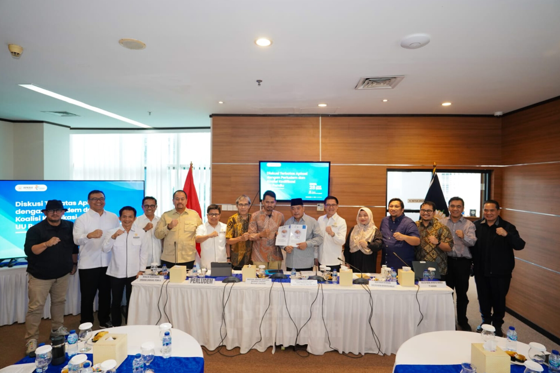 Diskusi terbatas Asosiasi Pemerintah Kabupaten Seluruh Indonesia (Apkasi) bersama Perludem dan Koalisi Masyarakat Sipil membahas kodifikasi Undang-Undang Pemilu di Jakarta.