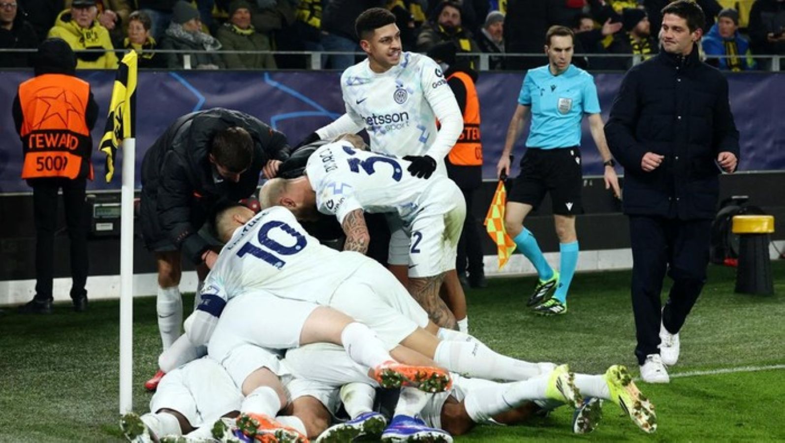 Federico Dimarco merayakan gol lewat tendangan bebas ke gawang Borussia Dortmund pada laga Liga Champions 2025/2026 di Signal Iduna Park.