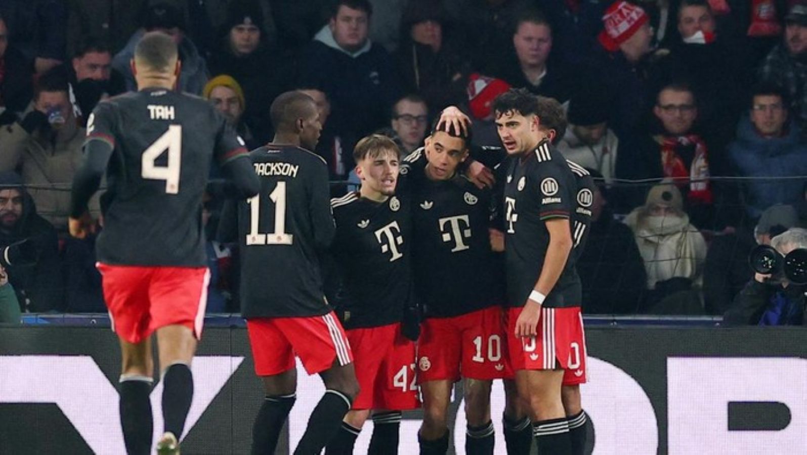 Bayern Munich rayakan gol ke gawang PSV Eindhoven pada laga pamungkas fase grup Liga Champions 2025/2026.