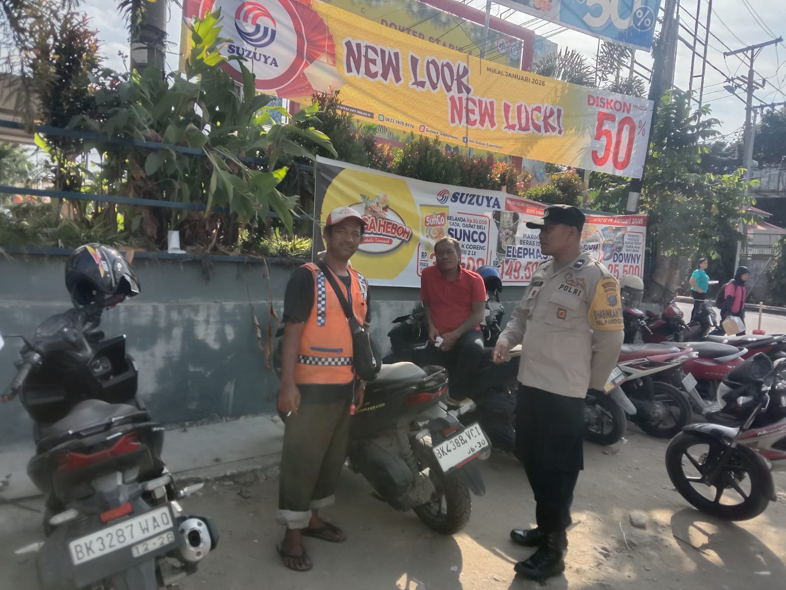 Juru parkir di samping Suzuya Merdeka Mall mendapat imbauan kamtibmas dari Bhabinkamtibmas Polsek Siantar Timur.