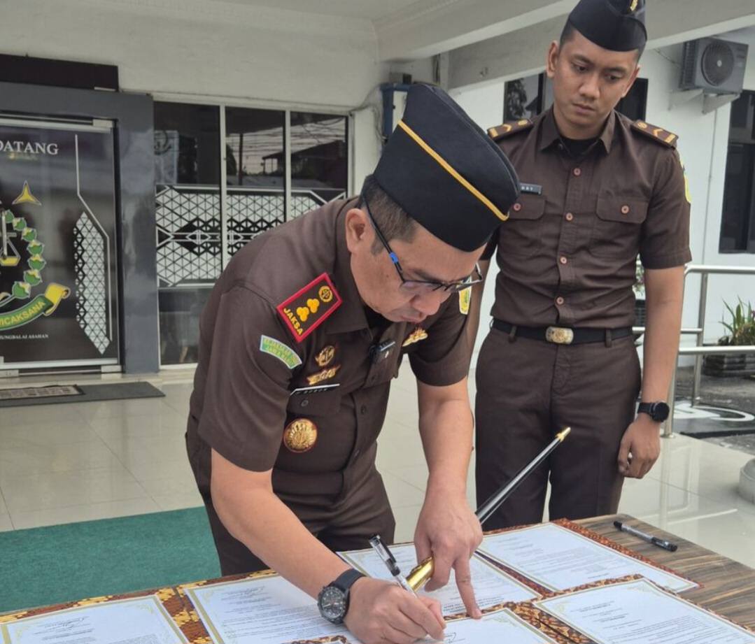 Kajari Tanjungbalai Bobon Robiana bersama jajaran menandatangani Pakta Integritas pada pencanangan Zona Integritas menuju WBK dan WBBM.