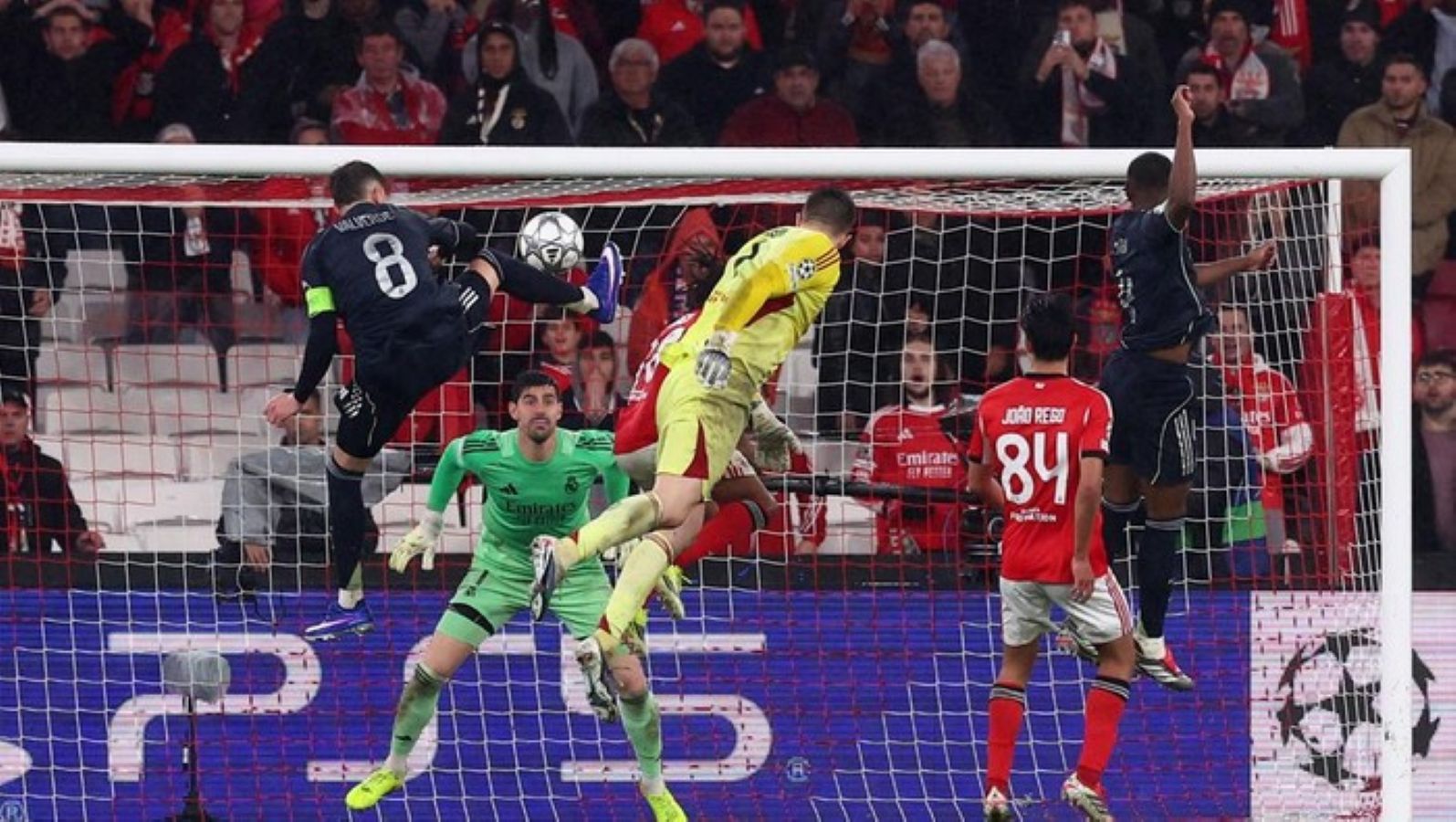 Kiper Benfica Anatoliy Trubin mencetak gol penentu kemenangan lewat sundulan di injury time saat mengalahkan Real Madrid 4-2 di Estadio da Luz.
