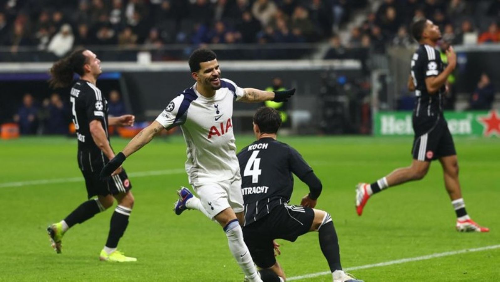 Pemain Tottenham Hotspur merayakan gol ke gawang Eintracht Frankfurt pada laga terakhir fase liga Liga Champions 2025/2026 di Deutsche Bank Park.